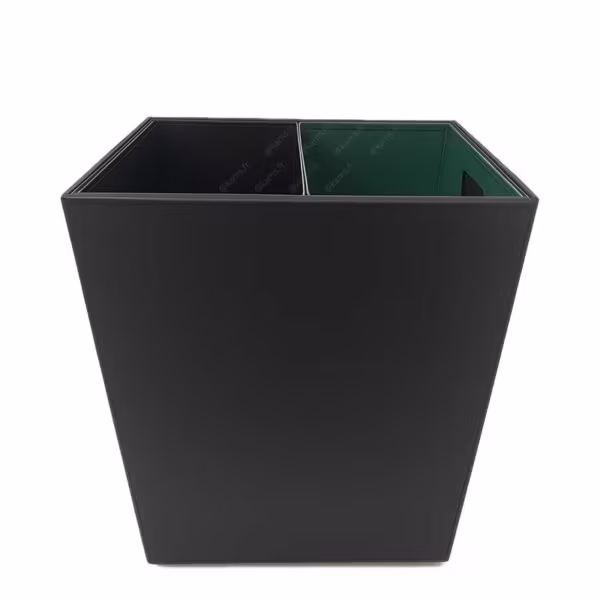 KAMS_Corbeille-Simili-Cuir_Tri-Selectif_Hotel_RSE_01 Corbeille carrée haut de gamme en simili cuir avec compartiments pour tri sélectif, design élégant pour chambres d'hôtel premium